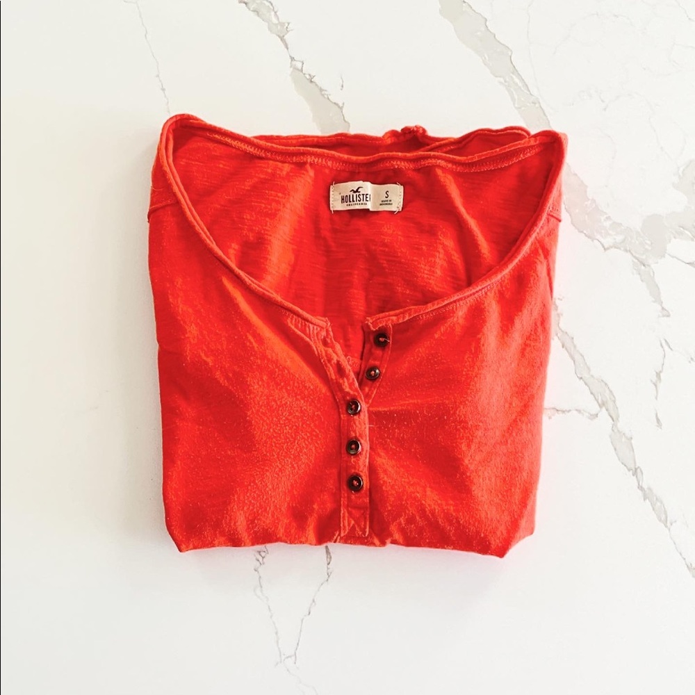 Hollister tee